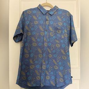Men’s tropical, print, short sleeve shirt, size medium.